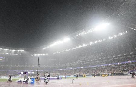 　雨の降る国立競技場（撮影・石井剣太郎）