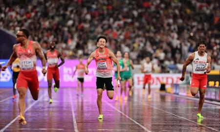 　男子４００メートルリレー決勝で力走するアンカーの鵜沢飛羽（中央）