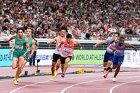 　第２走者の柳田大輝（中央奥）からバトンを受け取る第３走者の桐生祥秀