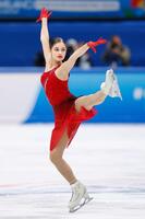 　演技するアデリア・ペトロシャン（共同）