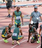 　男子１６００メートルリレー予選の再レースを終え、肩を落とす南アフリカの選手たち