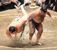 　琴桜（左）を豪快な下手投げで破った高安（撮影・園田高夫）