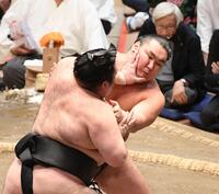 　豪ノ山（左）の突きを受ける豊昇龍（撮影・園田高夫）