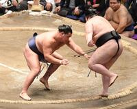 　豪ノ山（右）を押し出しで下し勝ち越しを決めた豊昇龍（撮影・園田高夫）