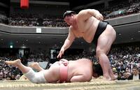 　上手投げで宇良（下）との１敗対決を制した正代（撮影・佐藤厚）