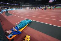 　コースサイドで横になるヤロスラワ・マフチフ