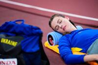 　跳躍の合間に横になるヤロスラワ・マフチフ