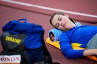 　跳躍の合間に横になるヤロスラワ・マフチフ