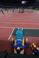 　コースサイドで横になるヤロスラワ・マフチフ