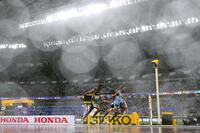 　１位でゴールするボツワナのアンカー、ブサンコリン・ケビナチピ（右）