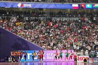 　陸上の第２０回世界選手権の最終日、男子４００メートルリレー決勝で力走する選手たちとスタンドを埋める大勢の観客