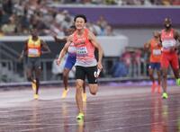 　ゴールする第４走者の鵜沢飛羽（撮影・石井剣太郎）