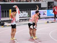 　歓声に応える桐生祥秀ら（撮影・石井剣太郎）