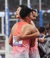 　ゴールし健闘をたたえ合う鵜沢飛羽（奥）と桐生祥秀（撮影・石井剣太郎）