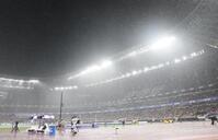 　雨の降る国立競技場（撮影・石井剣太郎）