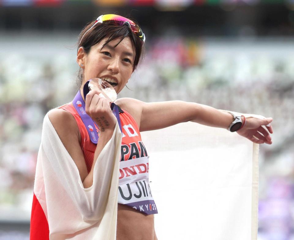 　銅メダルを獲得した藤井菜々子