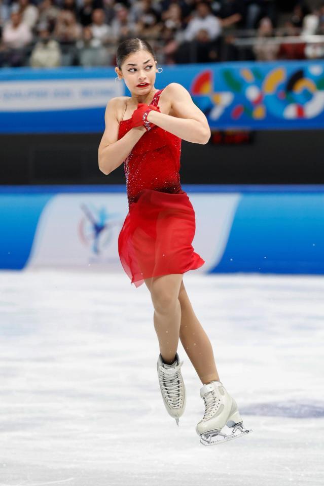 　演技するアデリア・ペトロシャン（共同）