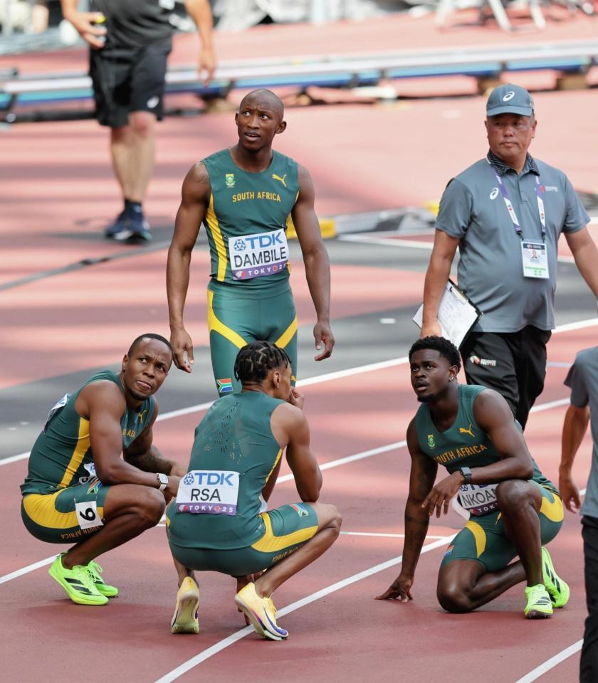 　男子１６００メートルリレー予選の再レースを終え、肩を落とす南アフリカの選手たち
