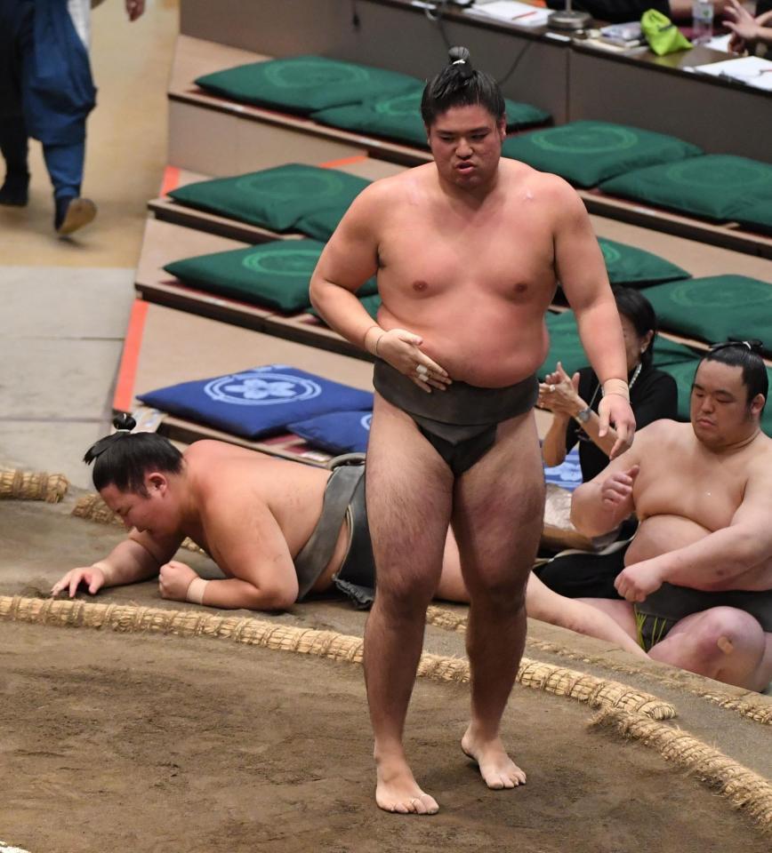 　下手投げで清水海（左）を破った徳之武蔵（撮影・園田高夫）