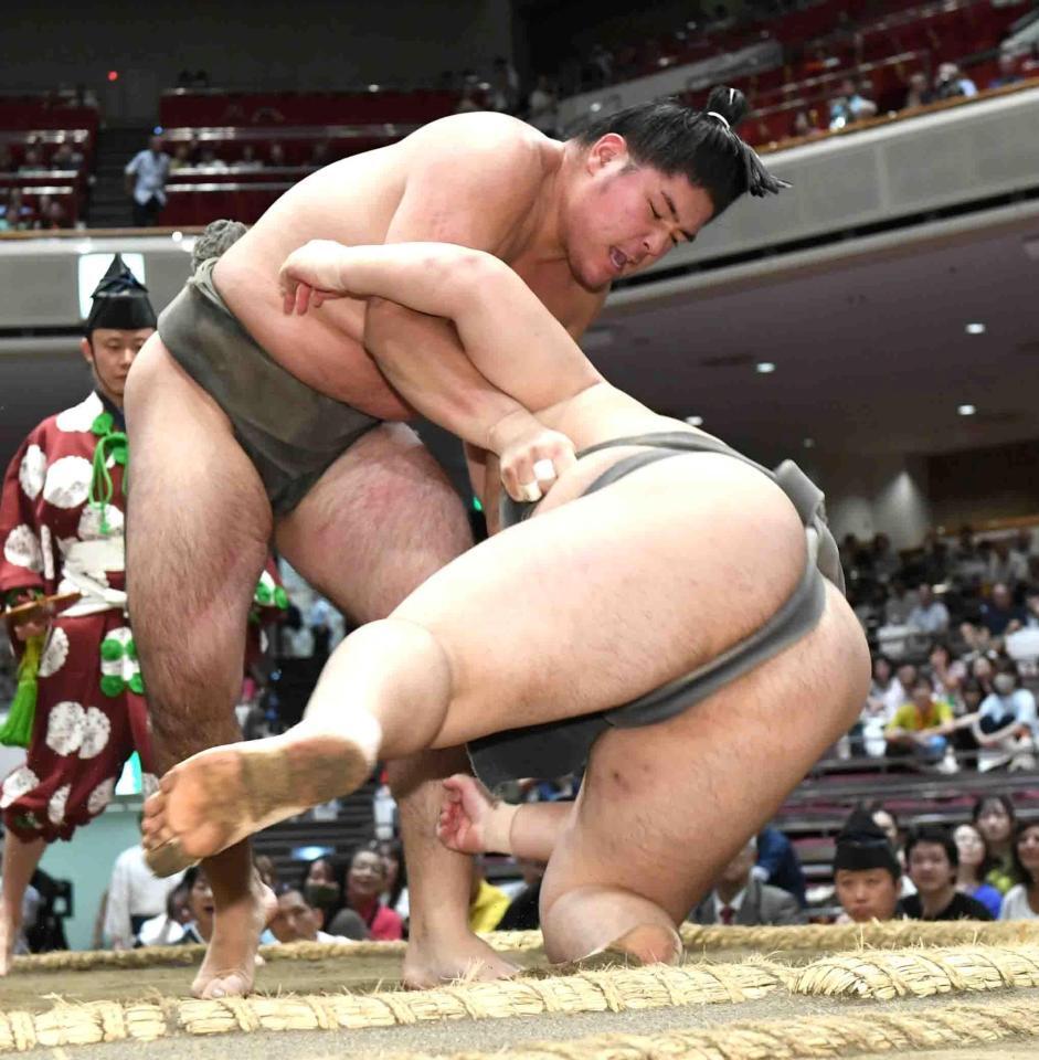 　清水海（右）を下手投げで破った徳之武蔵（撮影・佐藤厚）