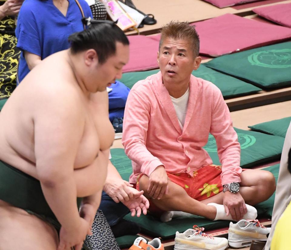 　観戦に訪れた勝俣州和（撮影・園田高夫）