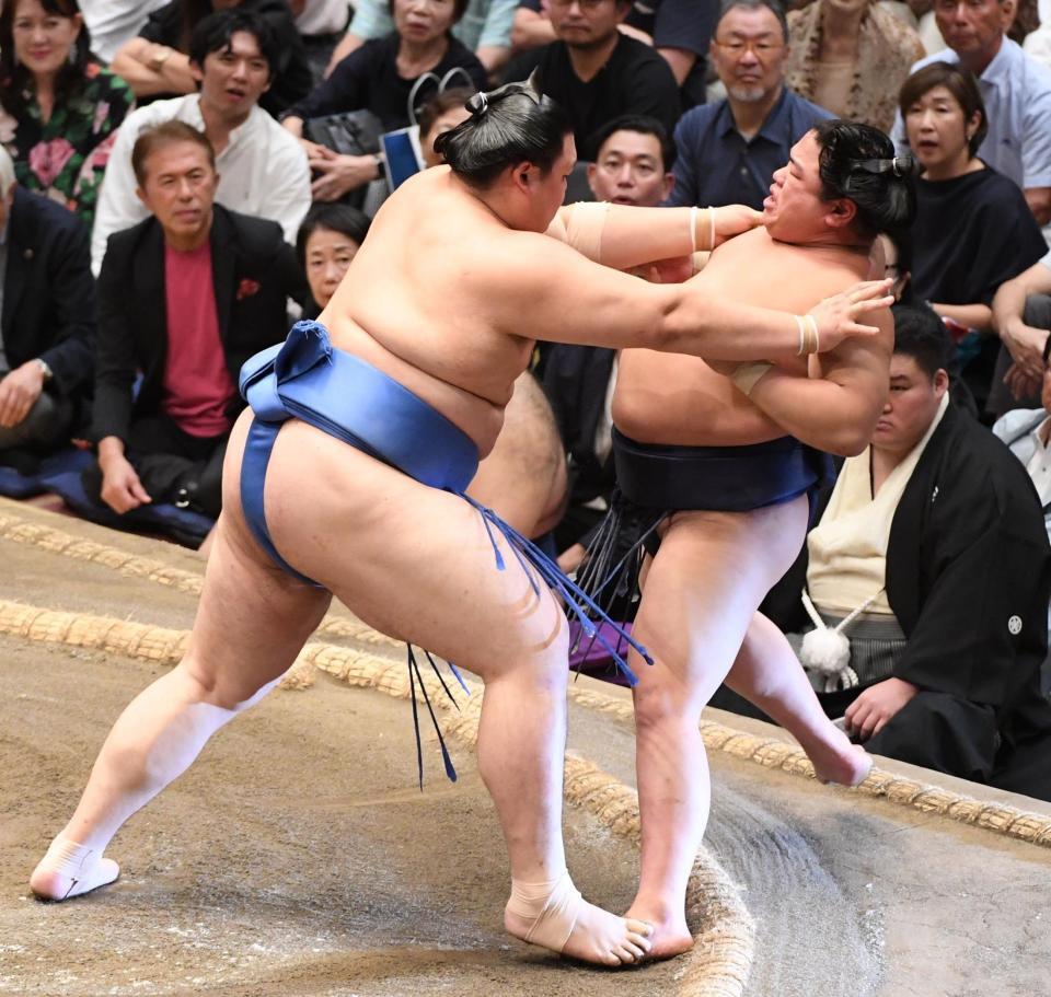 　平戸海（右）を押し出しで下した大の里（撮影・園田高夫）