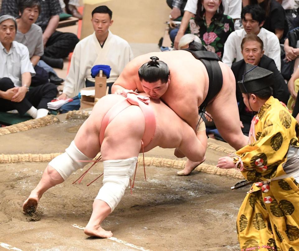 　宇良（左）を上手投げで退けた正代（撮影・園田高夫）