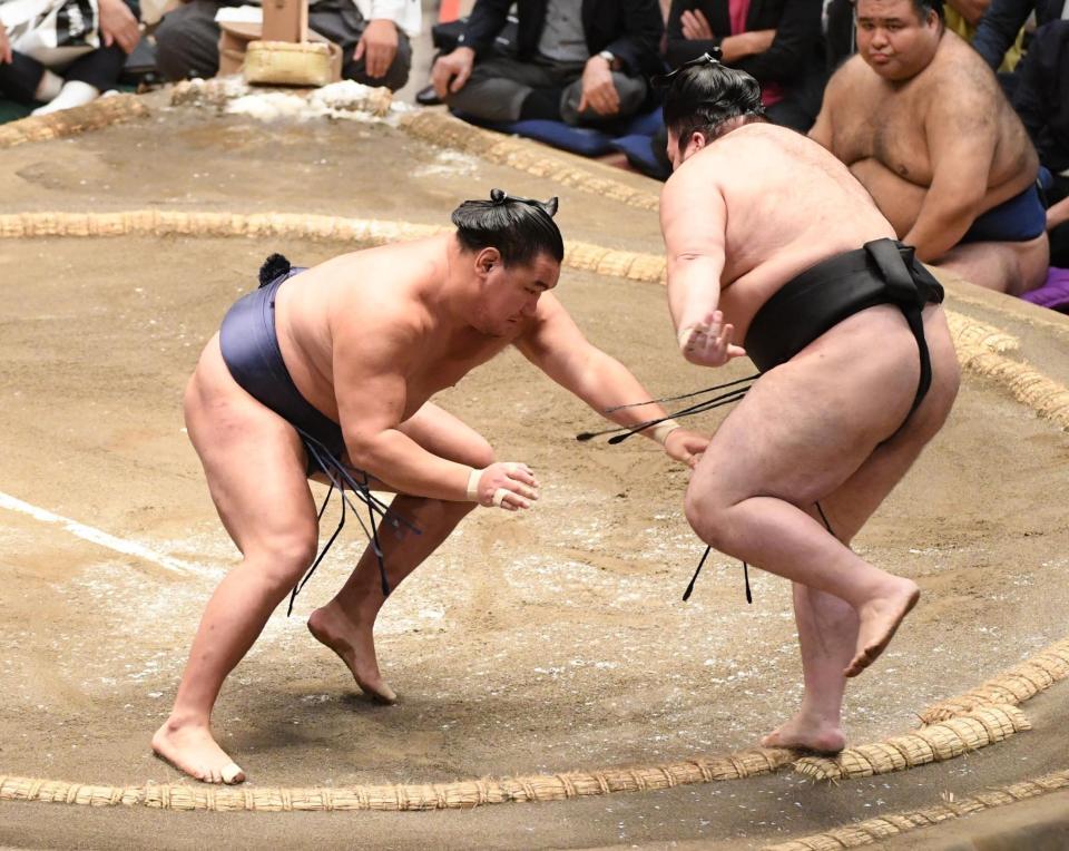 　豪ノ山（右）を押し出しで下し勝ち越しを決めた豊昇龍（撮影・園田高夫）