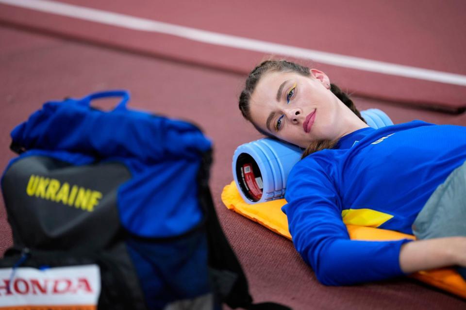 　跳躍の合間に横になるヤロスラワ・マフチフ