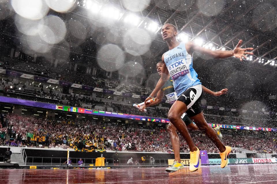 　１位でゴールするボツワナのアンカー、ブサンコリン・ケビナチピ