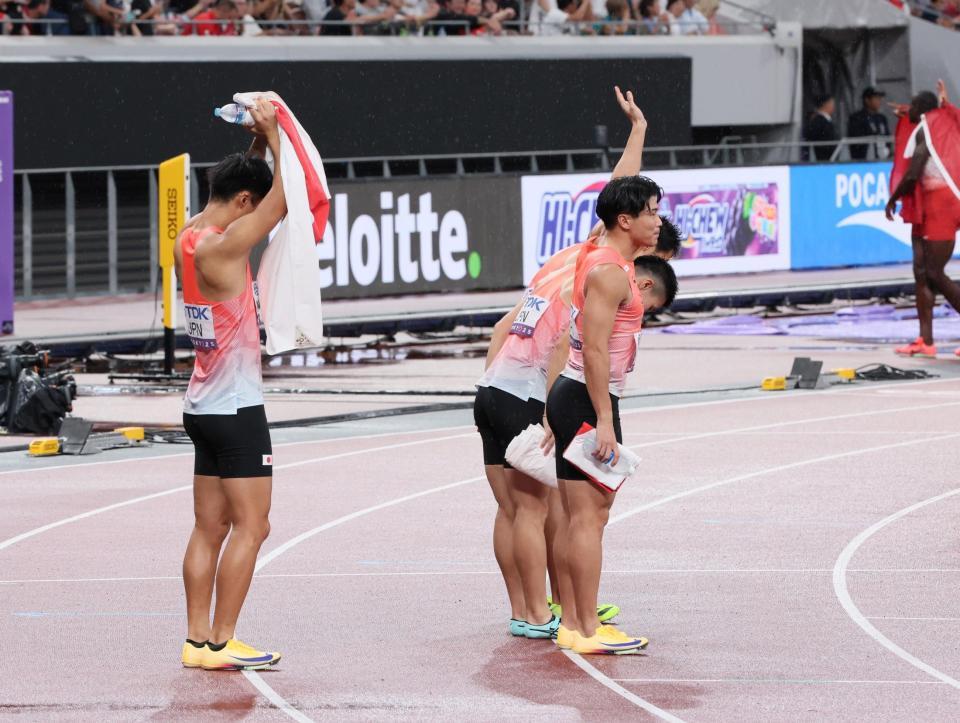 　歓声に応える桐生祥秀ら（撮影・石井剣太郎）