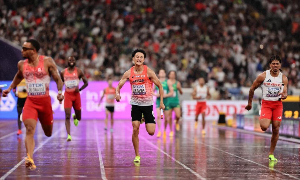 　男子４００メートルリレー決勝で力走するアンカーの鵜沢飛羽（中央）
