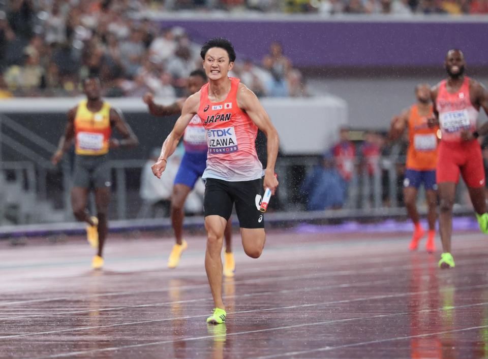 　ゴールする第４走者の鵜沢飛羽（撮影・石井剣太郎）