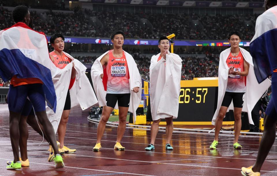 　海外の選手に拍手を送る（左から）小池祐貴、栁田大輝、桐生祥秀、鵜沢飛羽（撮影・石井剣太郎）