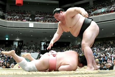 　上手投げで宇良（下）との１敗対決を制した正代（撮影・佐藤厚）