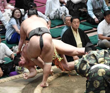 　大辻（手前）に小手投げで敗れた夢道鵬（撮影・佐藤厚）