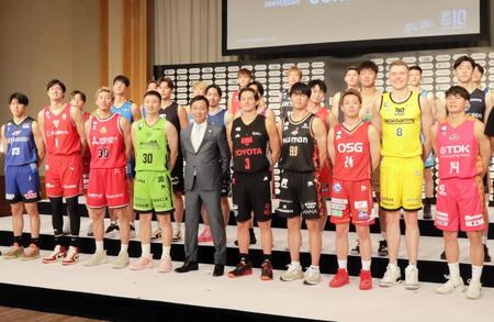 　シーズン開幕前会見に出席した渡辺（前列左から２人目）