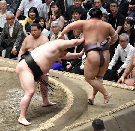 大相撲 正代が1敗を守る!翔猿を捕まえて土俵下へ押し出す→カメラマン&ファンと激突シーン 9日目で勝ち越し決定