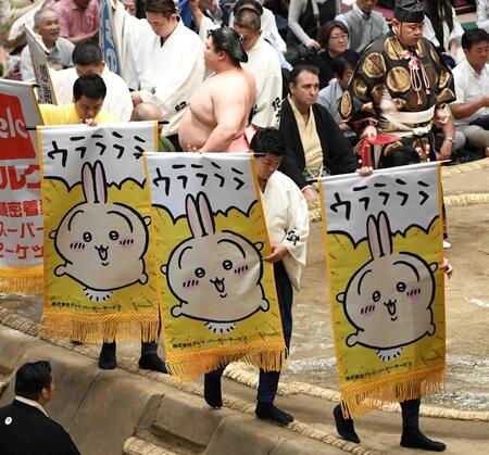 　宇良（中央）にかけられた「ちいかわ」の懸賞旗（撮影・佐藤厚）