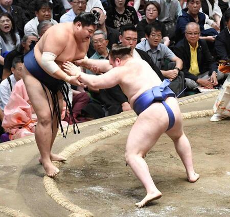 　阿炎（左）を押し出しで下し、２敗を守った安青錦（撮影・佐藤厚）