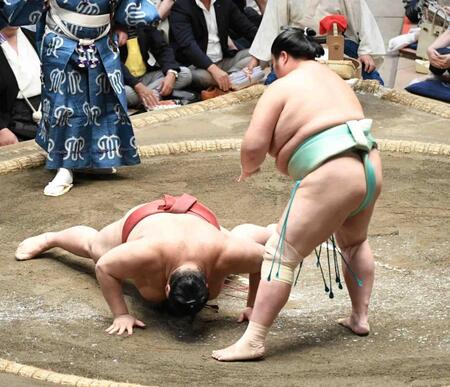 　熱海富士（左）を肩すかしで下し、６勝３敗とした琴桜（撮影・佐藤厚）