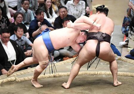 　霧島（右）にすくい投げで敗れ、４敗目を喫した若隆景（撮影・佐藤厚）