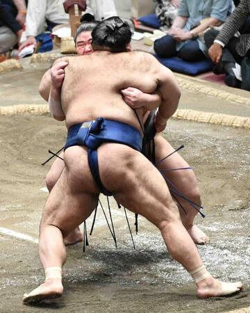 　高安（手前）を寄り切りで破った伯桜鵬（撮影・佐藤厚）