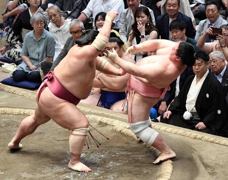 　大栄翔（左）に突き出しで敗れ、３敗目を喫した宇良（撮影・佐藤厚）