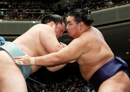 　琴勝峰（左）と取り組む豊昇龍。突き落としで下す＝両国国技館