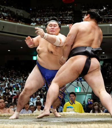 　若元春（右）を攻める大の里。寄り倒しで下す＝両国国技館