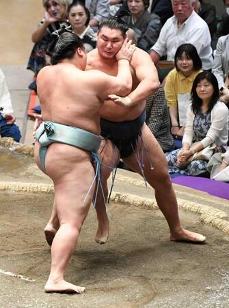 　琴勝峰（左）に土俵際まで追い詰められ、一瞬ひやりの豊昇龍（撮影・佐藤厚）