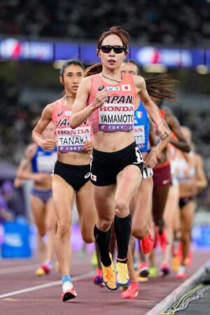 　女子５０００メートル予選で力走する山本有真（手前）＝１８日