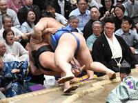 　若元春（下）を寄り倒しで下し、１敗を守った大の里（撮影・佐藤厚）