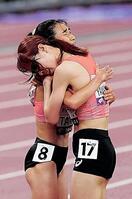 　女子５０００メートル予選を突破した田中希実（左）は山本有真と健闘をたたえ合う＝１８日